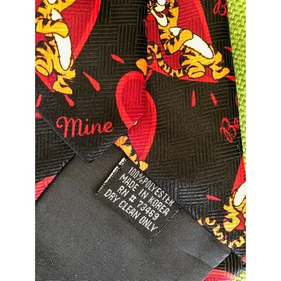 Men's DISNEY Tigger "Be Mine" Necktie - Picture 4 of 4